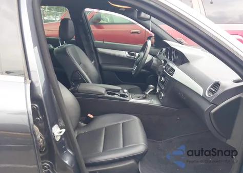 2014 Mercedes-Benz C 250 Luxury/Sport z USA, uszkodzony, nr VIN WDDGF4HB6EA945956